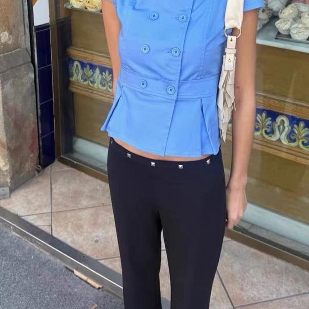 Blue blouse with collar and button details